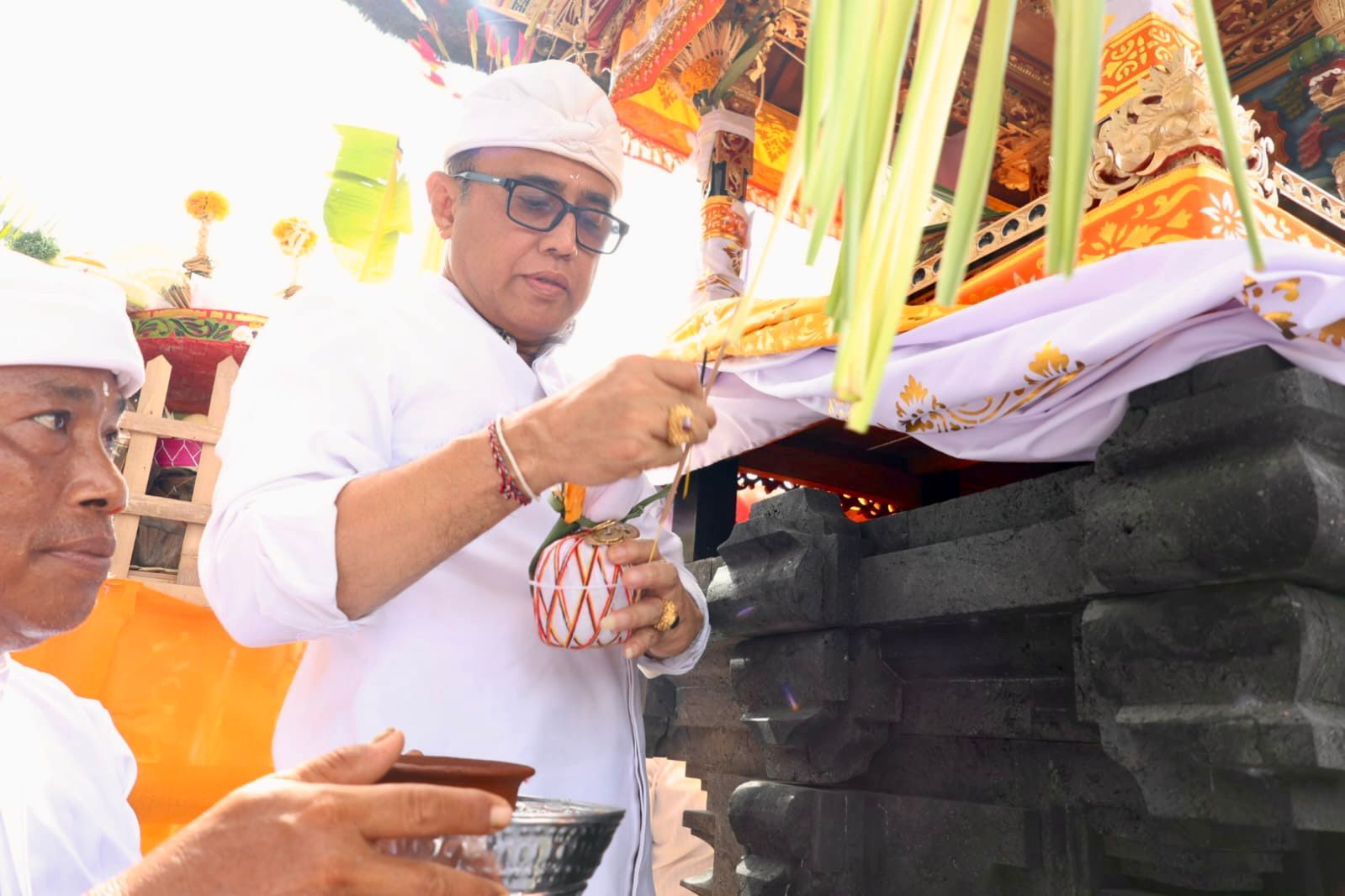 Wali Kota Jaya Negara Hadiri Upacara Melaspas dan Mendem Pedagingan di Pura Banjar Sebudi, Desa Tanjung Bungkak. 
